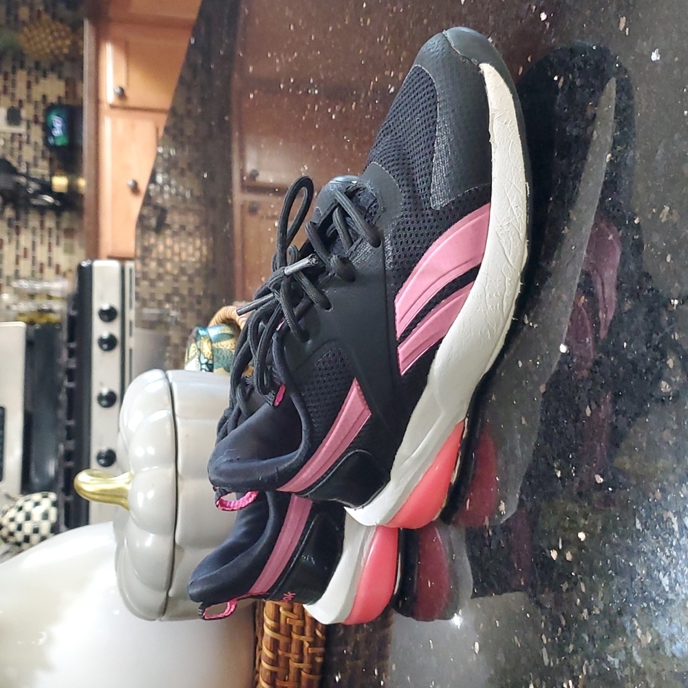 《 Reebok 》 Girls Pink and Black Sneakers